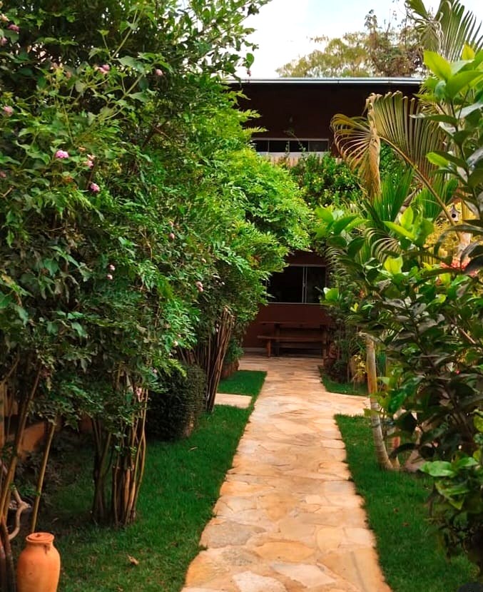 Jardim e entrada da pousada em Pirenópolis