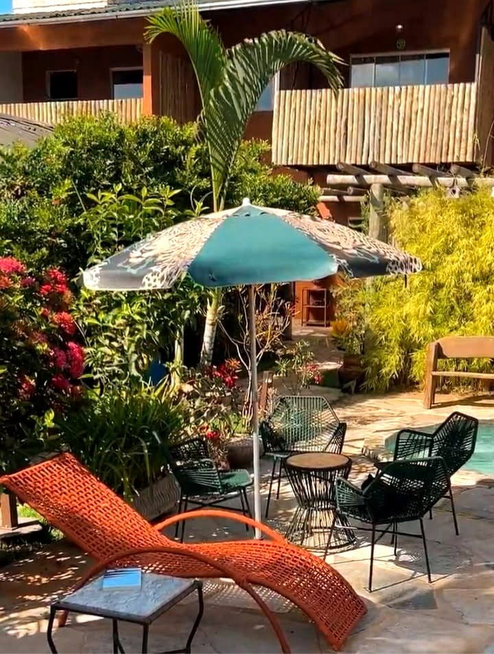 Área de lazer com piscina e jardim